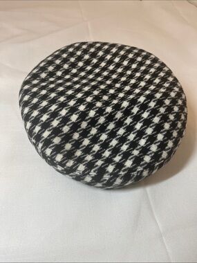 Lost Pattern Houndstooth Houndstooth Beret Hat in Black and White